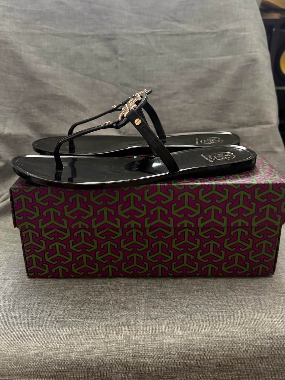 Tory Burch Black Patent Mini Miller Thong Sandal with Gold Logo - Picture 3 of 6